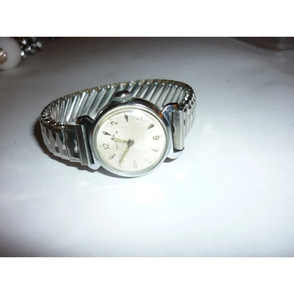Vintage Timex Womens Silver Tone Round Face Watch Stainless Expansion Band